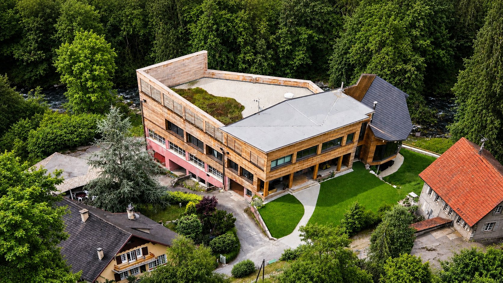 Vue aérienne de la maison d'architecte en bois à Scionzier