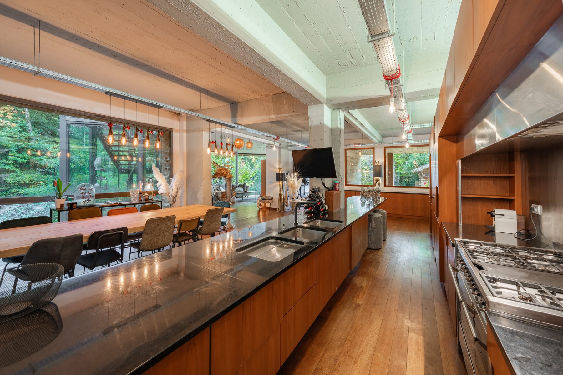 Salle à manger panoramique avec vue immersive sur la forêt