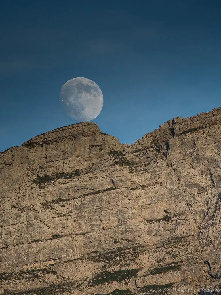 Pleine lune entre les falaises calcaires du massif du Bargy