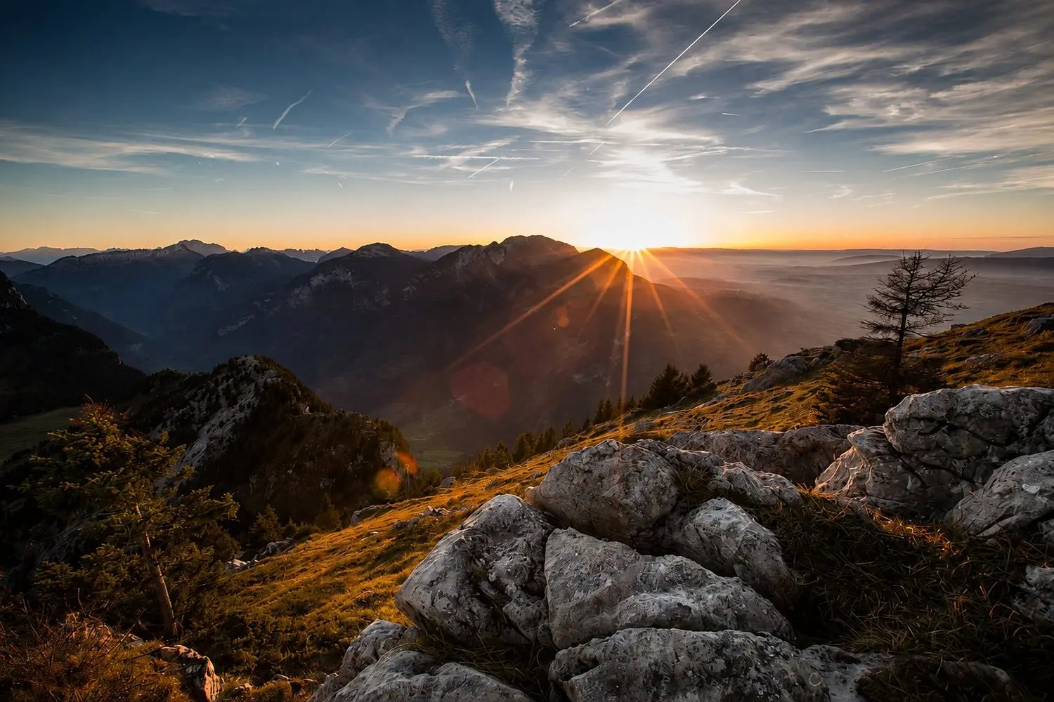 Coucher de soleil depuis la Pointe d'Andey, vallée de l'Arve baignée de lumière