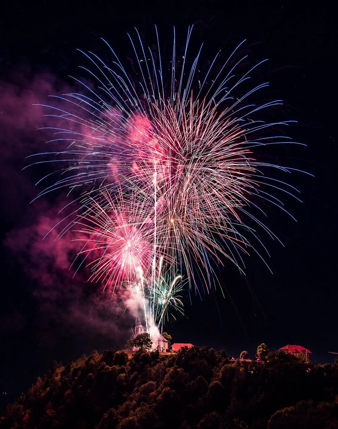 Feu d'artifice au-dessus de l'église de Mont-Saxonnex