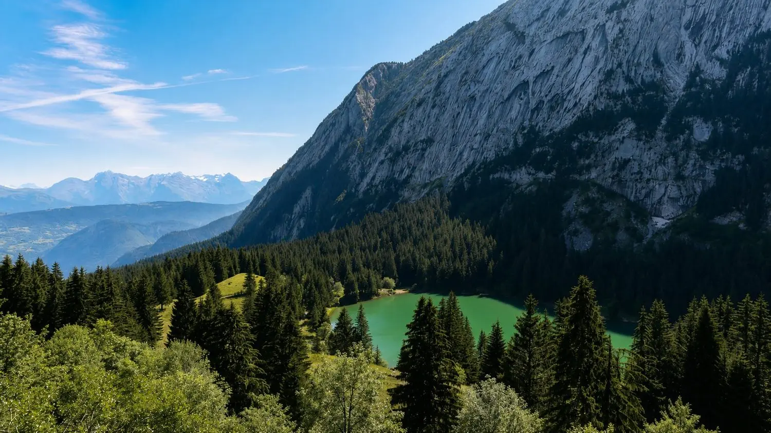 Lac Bénit vu d'en haut, eaux turquoise au pied du Bargy