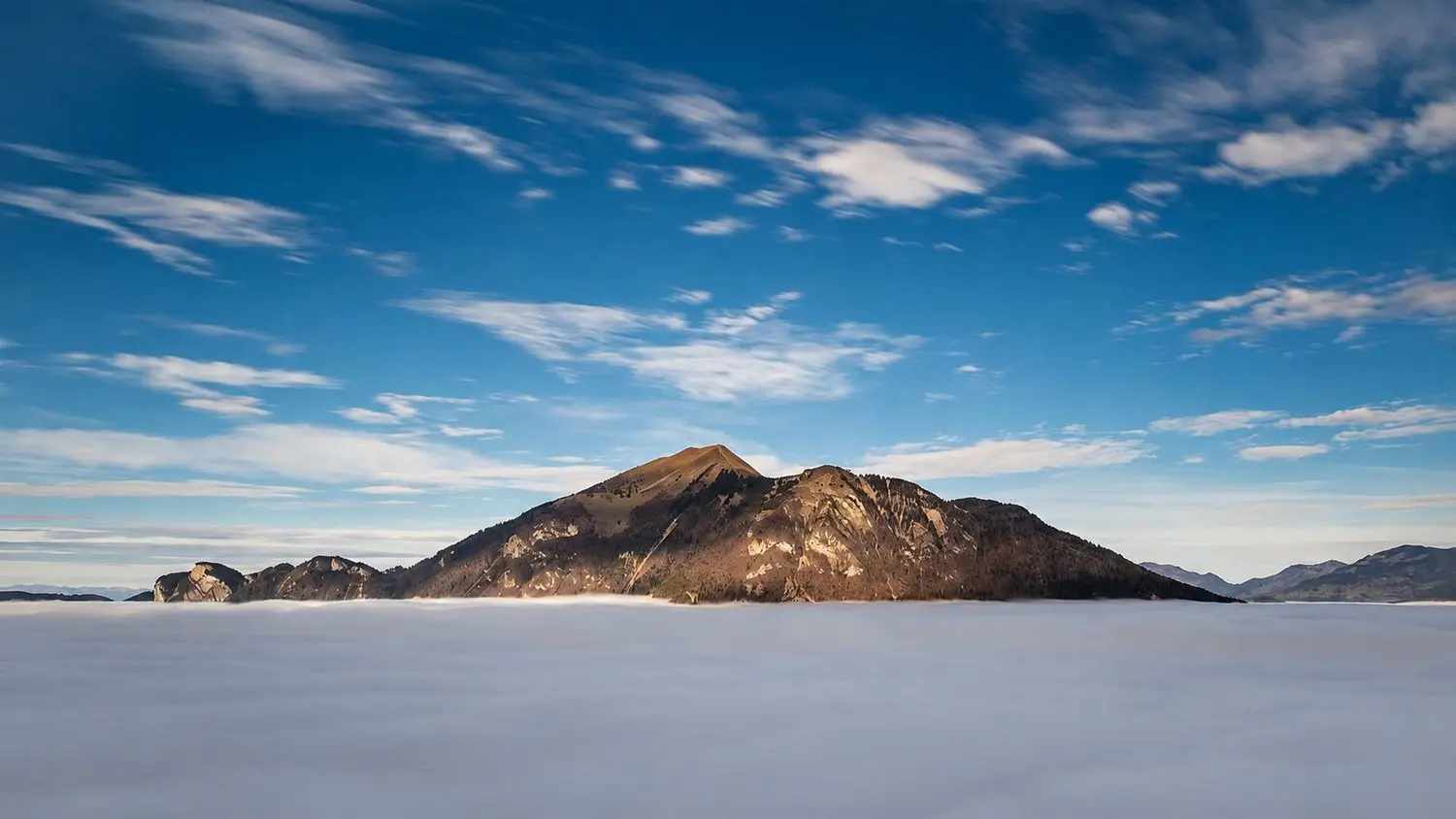 Le Môle émergeant d'une mer de nuages, vu depuis le belvédère