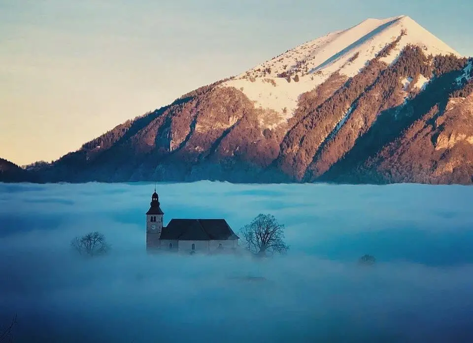 Mont-Saxonnex émergeant d'une mer de nuages au coucher de soleil