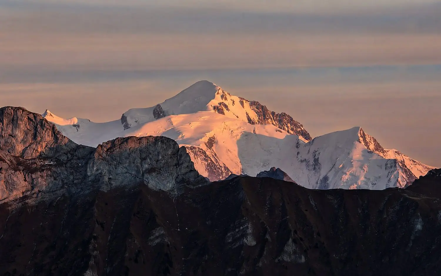 Le Mont-Blanc au lever du soleil, vu depuis la Pointe d'Andey