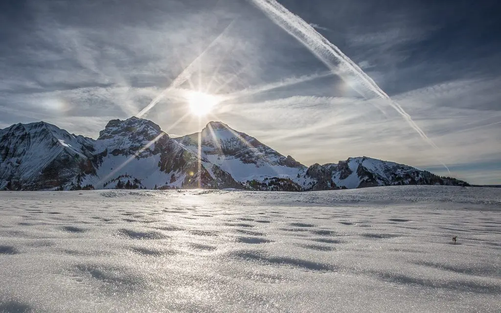 Plateau de Cenise sous la neige, panorama sur les sommets enneigés au lever du soleil